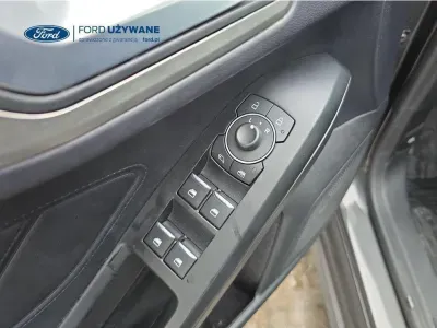 SZARY HATCHBACK FORD FOCUS z 2023 r., HYBRYDA/BENZYNA, skrzynia biegów MANUALNA 92KM, zdjęcie 25 z 29