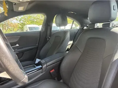 CZARNY SEDAN MERCEDES CLASE CLA z 2023 r., BENZYNA, skrzynia biegów AUTOMATYCZNA 150KM, zdjęcie 16 z 19