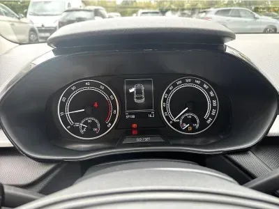 BIAŁY HATCHBACK SKODA FABIA z 2023 r., BENZYNA, skrzynia biegów MANUALNA 110KM, zdjęcie 9 z 19