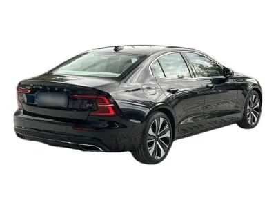CZARNY SEDAN VOLVO S60 z 2022 r., BENZYNA, skrzynia biegów AUTOMATYCZNA 197KM, zdjęcie 10 z 17