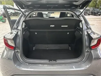 SZARY HATCHBACK TOYOTA YARIS z 2022 r., BENZYNA, skrzynia biegów MANUALNA 125KM, zdjęcie 6 z 19