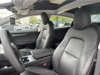 BIAŁY SEDAN TESLA MODEL 3 z 2023 r., ELEKTRYCZNY, skrzynia biegów AUTOMATYCZNA 306KM, zdjęcie 7 z 19