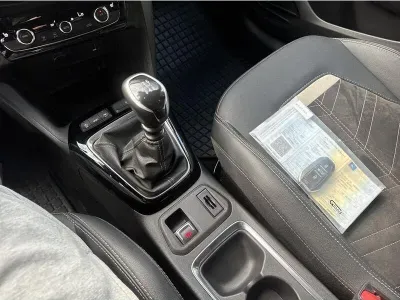 SREBRNY HATCHBACK OPEL CORSA z 2022 r., BENZYNA, skrzynia biegów MANUALNA 101KM, zdjęcie 13 z 19