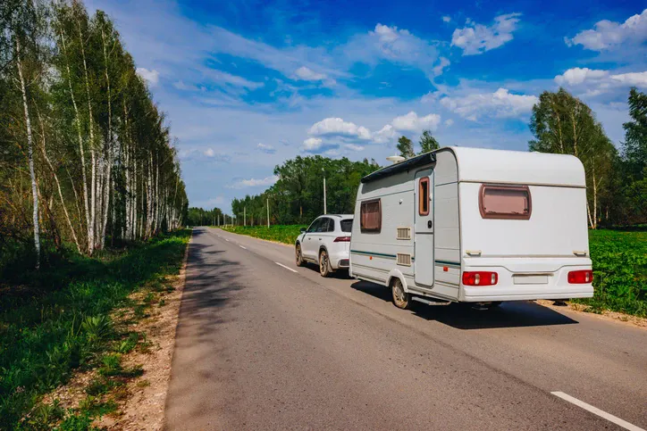 Samochód do holowania przyczepy kempingowej 1500-3500 kg w terenie