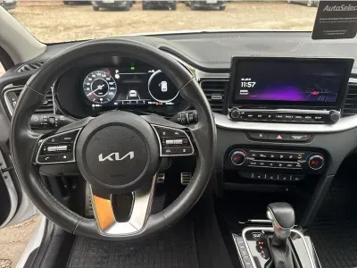 BIAŁY KOMBI KIA CEED z 2023 r., BENZYNA, skrzynia biegów AUTOMATYCZNA 160KM, zdjęcie 19 z 19