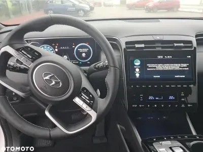 BIAŁY SUV HYUNDAI TUCSON z 2024 r., HYBRYDA/BENZYNA, skrzynia biegów AUTOMATYCZNA 230KM, zdjęcie 9 z 18