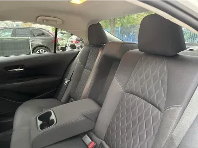 BIAŁY SEDAN TOYOTA COROLLA z 2022 r., HYBRYDA/BENZYNA, skrzynia biegów AUTOMATYCZNA 122KM, zdjęcie 11 z 19