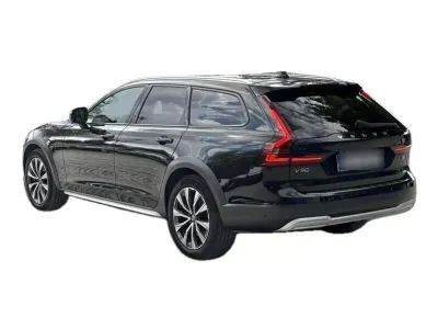 CZARNY KOMBI VOLVO V90 CROSS COUNTRY z 2023 r., DIESEL, skrzynia biegów AUTOMATYCZNA 197KM, zdjęcie 3 z 19