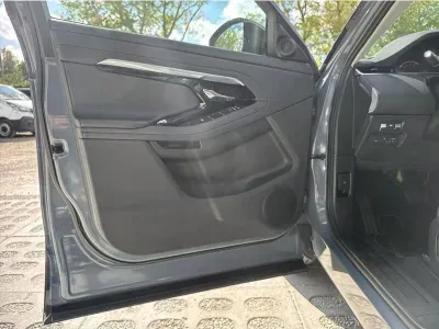 SZARY SUV LAND ROVER EVOQUE z 2022 r., BENZYNA, skrzynia biegów AUTOMATYCZNA 200KM, zdjęcie 5 z 18
