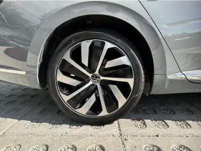 SZARY HATCHBACK VOLKSWAGEN ARTEON z 2022 r., BENZYNA, skrzynia biegów AUTOMATYCZNA 190KM, zdjęcie 17 z 19