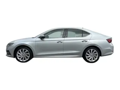 SREBRNY HATCHBACK SKODA OCTAVIA IV z 2022 r., BENZYNA, skrzynia biegów AUTOMATYCZNA 200KM, zdjęcie 4 z 10