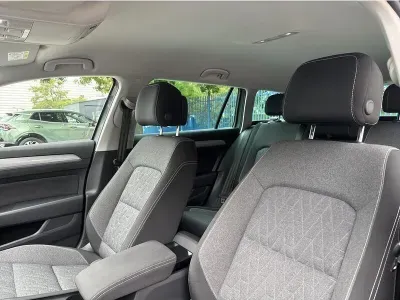 SZARY KOMBI VOLKSWAGEN PASSAT z 2023 r., BENZYNA, skrzynia biegów AUTOMATYCZNA 150KM, zdjęcie 6 z 19