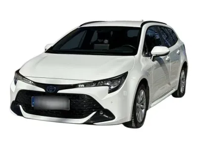 BIAŁY KOMBI TOYOTA COROLLA z 2023 r., HYBRYDA/BENZYNA, skrzynia biegów AUTOMATYCZNA 140KM, zdjęcie główne