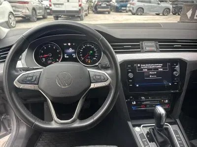 SREBRNY KOMBI VOLKSWAGEN PASSAT z 2023 r., BENZYNA, skrzynia biegów AUTOMATYCZNA 150KM, zdjęcie 17 z 19