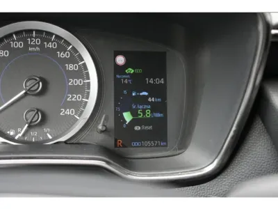 SZARY KOMBI TOYOTA COROLLA z 2021 r., HYBRYDA/BENZYNA, skrzynia biegów AUTOMATYCZNA 184KM, zdjęcie 5 z 15
