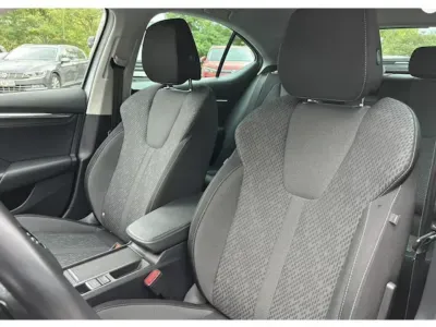 SREBRNY HATCHBACK SKODA OCTAVIA IV z 2022 r., BENZYNA, skrzynia biegów AUTOMATYCZNA 200KM, zdjęcie 10 z 10