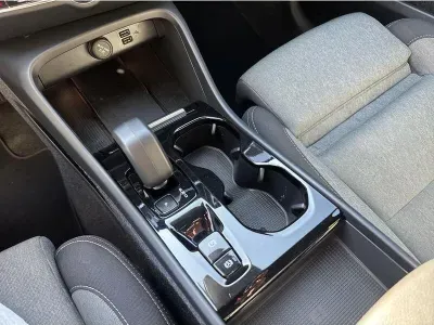 SREBRNY SUV VOLVO XC40 z 2023 r., HYBRYDA/BENZYNA, skrzynia biegów AUTOMATYCZNA 211KM, zdjęcie 3 z 19