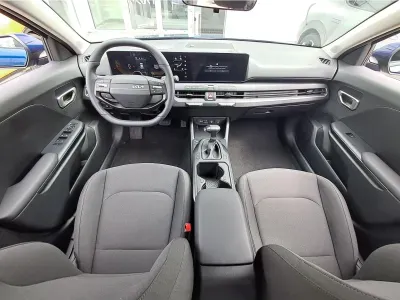 NIEBIESKI HATCHBACK KIA K4 z 2025 r., BENZYNA, skrzynia biegów AUTOMATYCZNA 150KM, zdjęcie 7 z 11