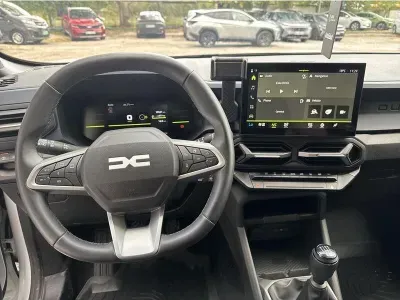 BIAŁY SUV DACIA DUSTER III z 2024 r., BENZYNA, skrzynia biegów MANUALNA 131KM, zdjęcie 12 z 19