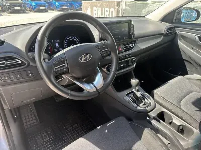 SREBRNY HATCHBACK HYUNDAI I30 z 2023 r., BENZYNA, skrzynia biegów AUTOMATYCZNA 120KM, zdjęcie 9 z 19