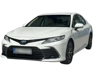 BIAŁY SEDAN TOYOTA CAMRY z 2022 r., HYBRYDA/BENZYNA, skrzynia biegów AUTOMATYCZNA 218KM, zdjęcie główne