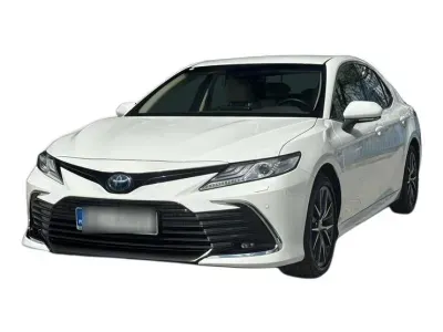 BIAŁY SEDAN TOYOTA CAMRY z 2022 r., HYBRYDA/BENZYNA, skrzynia biegów AUTOMATYCZNA 218KM, zdjęcie główne