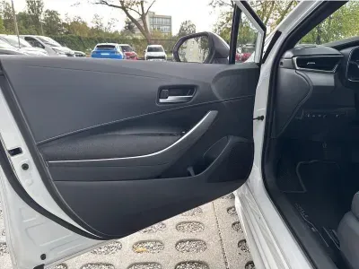 BIAŁY KOMBI TOYOTA COROLLA z 2023 r., HYBRYDA/BENZYNA, skrzynia biegów AUTOMATYCZNA 140KM, zdjęcie 5 z 19