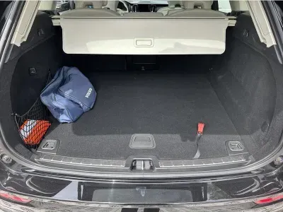 CZARNY SUV VOLVO XC60 z 2023 r., BENZYNA, skrzynia biegów AUTOMATYCZNA 300KM, zdjęcie 4 z 19