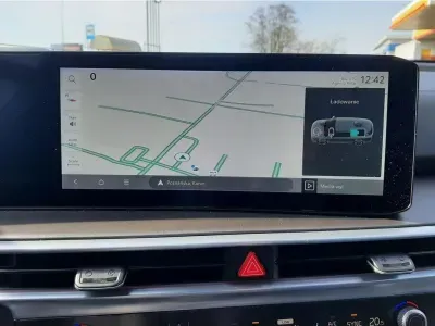 BIAŁY SUV KIA SORENTO z 2024 r., HYBRYDA/BENZYNA, skrzynia biegów AUTOMATYCZNA 159KM, zdjęcie 26 z 32