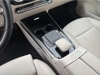 BIAŁY SUV MERCEDES GLA z 2023 r., HYBRYDA/BENZYNA, skrzynia biegów AUTOMATYCZNA 218KM, zdjęcie 12 z 18