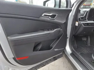 SREBRNY SUV KIA SPORTAGE z 2023 r., BENZYNA, skrzynia biegów AUTOMATYCZNA 110KM, zdjęcie 20 z 25