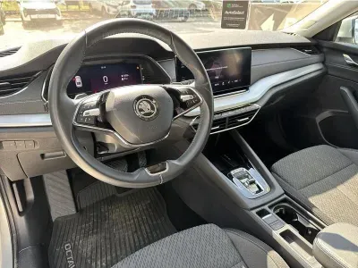 SREBRNY HATCHBACK SKODA OCTAVIA z 2023 r., BENZYNA, skrzynia biegów AUTOMATYCZNA 190KM, zdjęcie 16 z 19