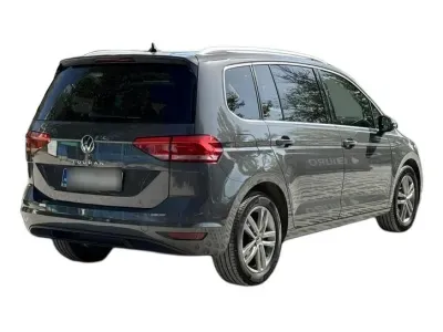 SZARY SEDAN VOLKSWAGEN TOURAN z 2022 r., BENZYNA, skrzynia biegów AUTOMATYCZNA 150KM, zdjęcie 16 z 19