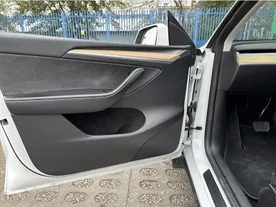 BIAŁY SUV TESLA MODEL Y z 2023 r., ELEKTRYCZNY, skrzynia biegów AUTOMATYCZNA 347KM, zdjęcie 14 z 19