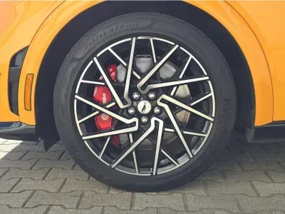 POMARAŃCZOWY SUV FORD MUSTANG MACH-E z 2022 r., ELEKTRYCZNY, skrzynia biegów AUTOMATYCZNA 358KM, zdjęcie 17 z 29