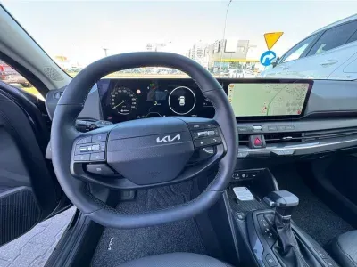 CZARNY HATCHBACK KIA K4 z 2025 r., BENZYNA, skrzynia biegów AUTOMATYCZNA 110KM, zdjęcie 11 z 21