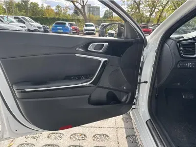 BIAŁY KOMBI KIA PROCEED z 2023 r., BENZYNA, skrzynia biegów AUTOMATYCZNA 160KM, zdjęcie 18 z 19