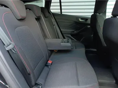 CZARNY KOMBI FORD FOCUS z 2025 r., HYBRYDA/BENZYNA, skrzynia biegów AUTOMATYCZNA 155KM, zdjęcie 5 z 16