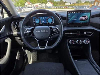 NIEBIESKI KOMBI SKODA KODIAQ z 2024 r., BENZYNA, skrzynia biegów AUTOMATYCZNA 150KM, zdjęcie 3 z 5
