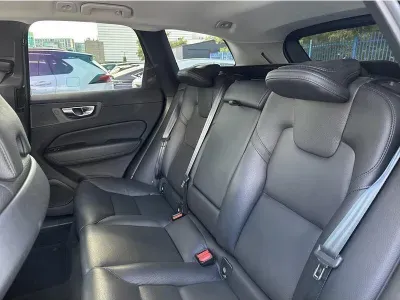 CZARNY SUV VOLVO XC60 z 2022 r., BENZYNA, skrzynia biegów AUTOMATYCZNA 197KM, zdjęcie 12 z 19