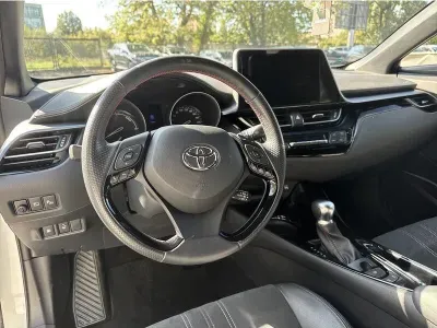 BIAŁY SUV TOYOTA C-HR z 2022 r., HYBRYDA/BENZYNA, skrzynia biegów AUTOMATYCZNA 122KM, zdjęcie 16 z 19
