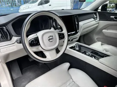 CZARNY SUV VOLVO XC60 z 2023 r., BENZYNA, skrzynia biegów AUTOMATYCZNA 300KM, zdjęcie 17 z 19