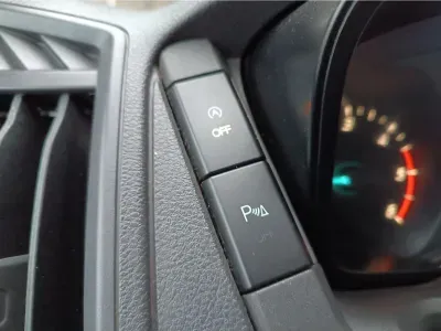 BIAŁY VAN FORD TRANSIT KOMBI z 2018 r., DIESEL, skrzynia biegów MANUALNA 130KM, zdjęcie 3 z 18