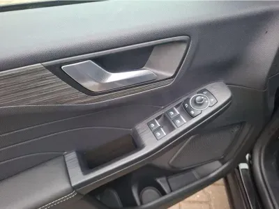 CZARNY SUV FORD KUGA z 2025 r., HYBRYDA/BENZYNA, skrzynia biegów AUTOMATYCZNA 178KM, zdjęcie 13 z 28