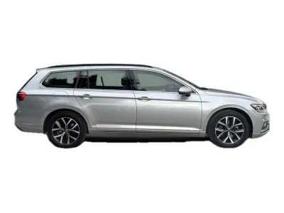 SREBRNY KOMBI VOLKSWAGEN PASSAT z 2023 r., BENZYNA, skrzynia biegów AUTOMATYCZNA 150KM, zdjęcie 7 z 19