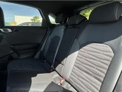 CZARNY HATCHBACK KIA CEED z 2022 r., BENZYNA, skrzynia biegów AUTOMATYCZNA 160KM, zdjęcie 16 z 19
