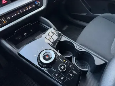 NIEBIESKI SUV KIA SPORTAGE z 2023 r., BENZYNA, skrzynia biegów AUTOMATYCZNA 110KM, zdjęcie 16 z 23
