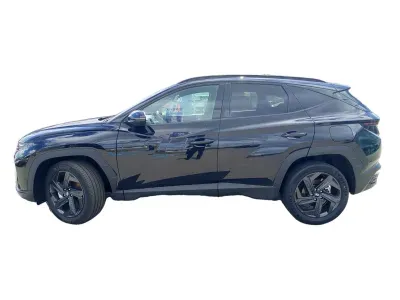 CZARNY SUV HYUNDAI TUCSON z 2024 r., HYBRYDA/BENZYNA, skrzynia biegów AUTOMATYCZNA 230KM, zdjęcie 5 z 8