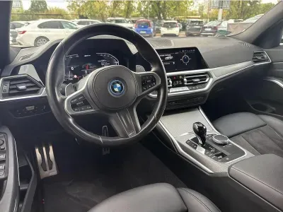 BIAŁY SEDAN BMW SERIE 3 z 2022 r., HYBRYDA/BENZYNA, skrzynia biegów AUTOMATYCZNA 292KM, zdjęcie 11 z 19