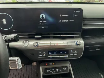 NIEBIESKI SUV HYUNDAI KONA z 2025 r., HYBRYDA/BENZYNA, skrzynia biegów AUTOMATYCZNA 129KM, zdjęcie 6 z 17